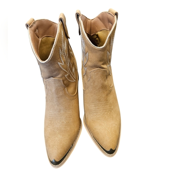 Volatile Taylor Beige Ankle Western Cowgirl Booties Womens NEW - Picture 3 of 8